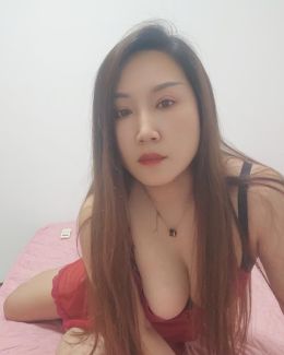 白云梅花园长发美女