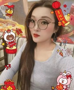 白云漂亮眼镜少妇