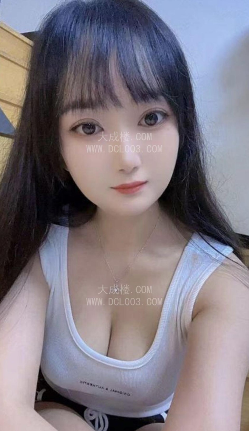 后湖大胸小姐姐